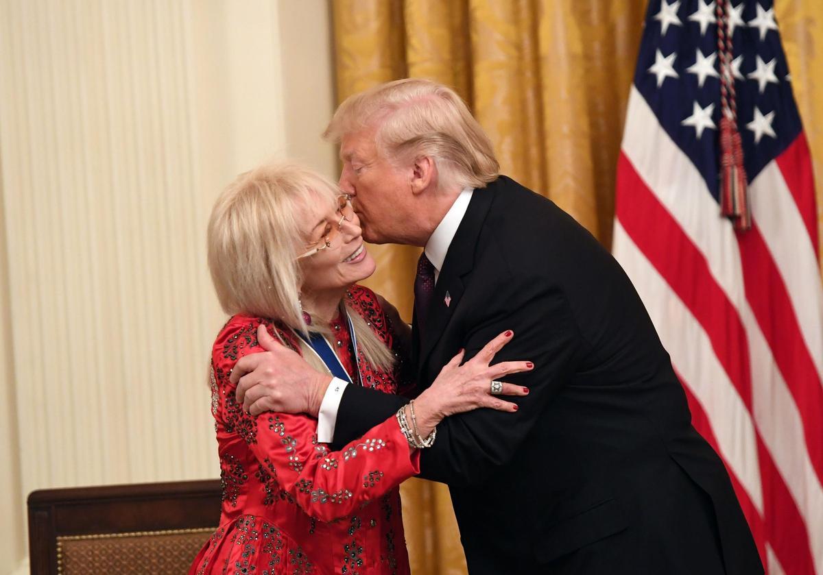 Miriam Adelson recibe una condecoración por parte de Donald Trump.