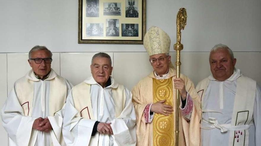 Emilio Alvito García, Manuel Cibeira y José Antonio García, con el obispo Alfonso Carrasco.