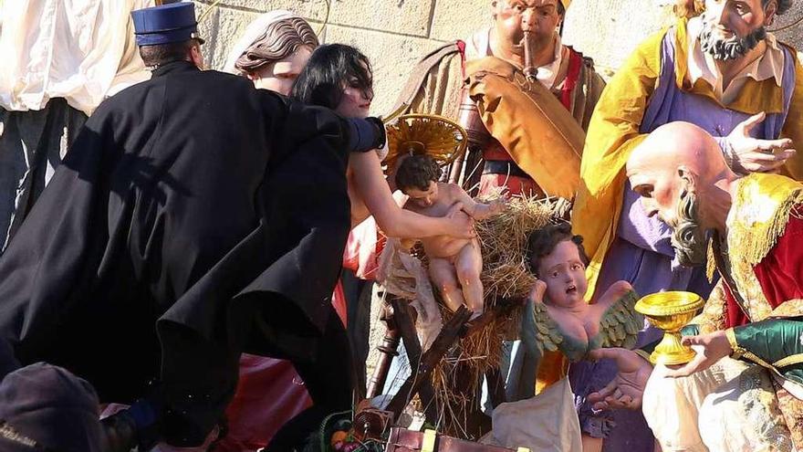 Una activista de Femen trata de llevarse el Niño Jesús del Belén del Vaticano.