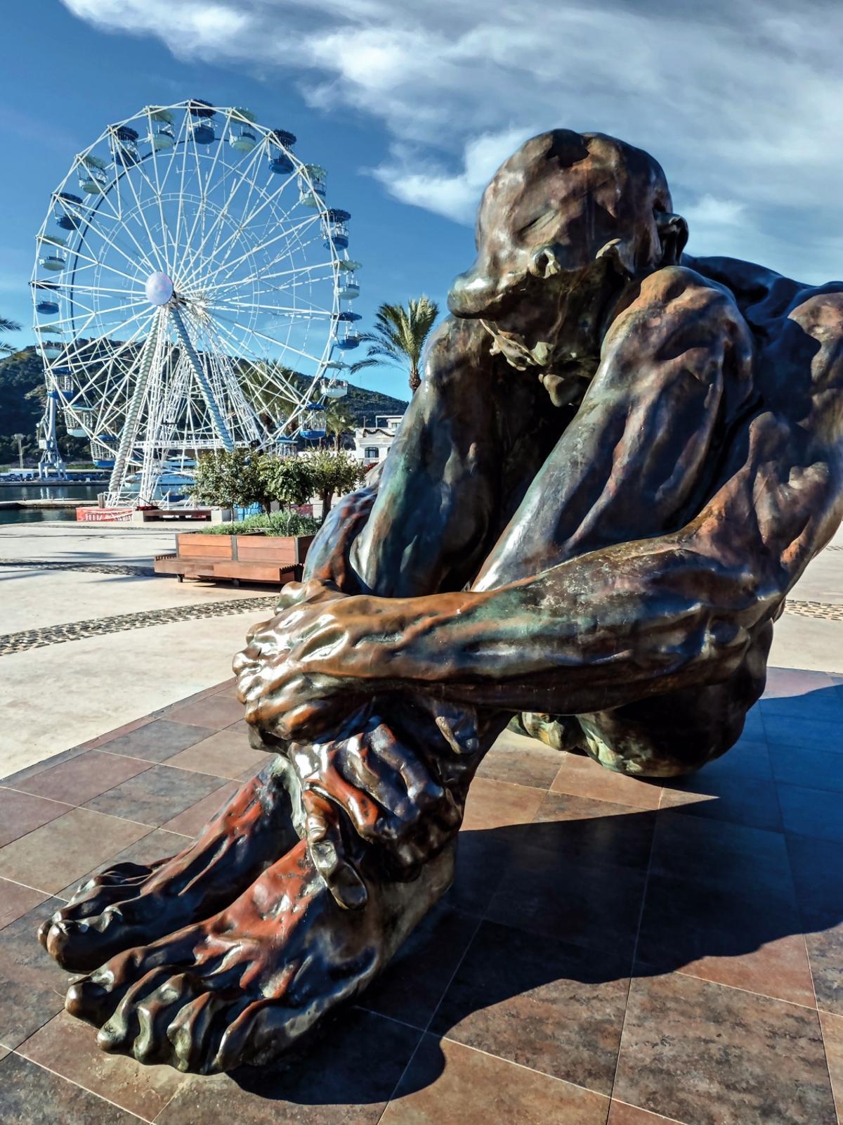 Escultura El Zulo, de Víctor Ochoa, en el puerto de Cartagena.