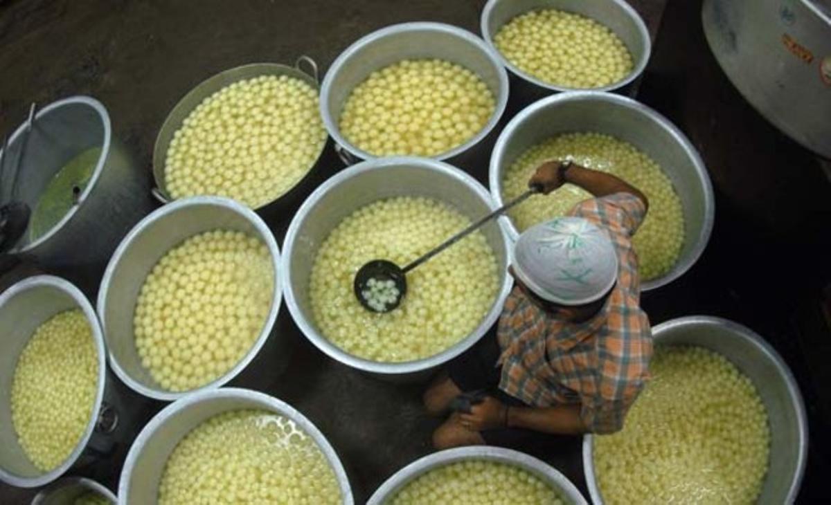 Un treballador prepara dolços en una fàbrica de Madràs, al sud de l’Índia.