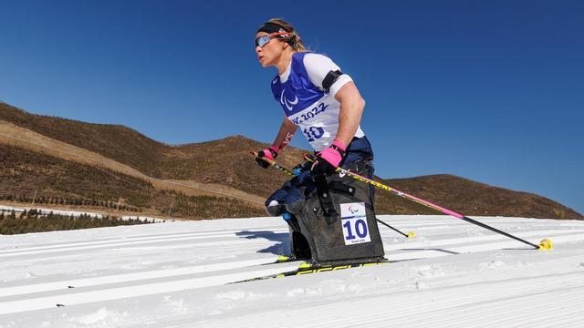 Oksana Masters participa en la prueba de biatlón sentado de media distancia femenino en el Centro Nacional de Biatlón de Zhangjiakou durante los Juegos Paralímpicos de Invierno de Beijing 2022, en Zhangjiakou, China.
