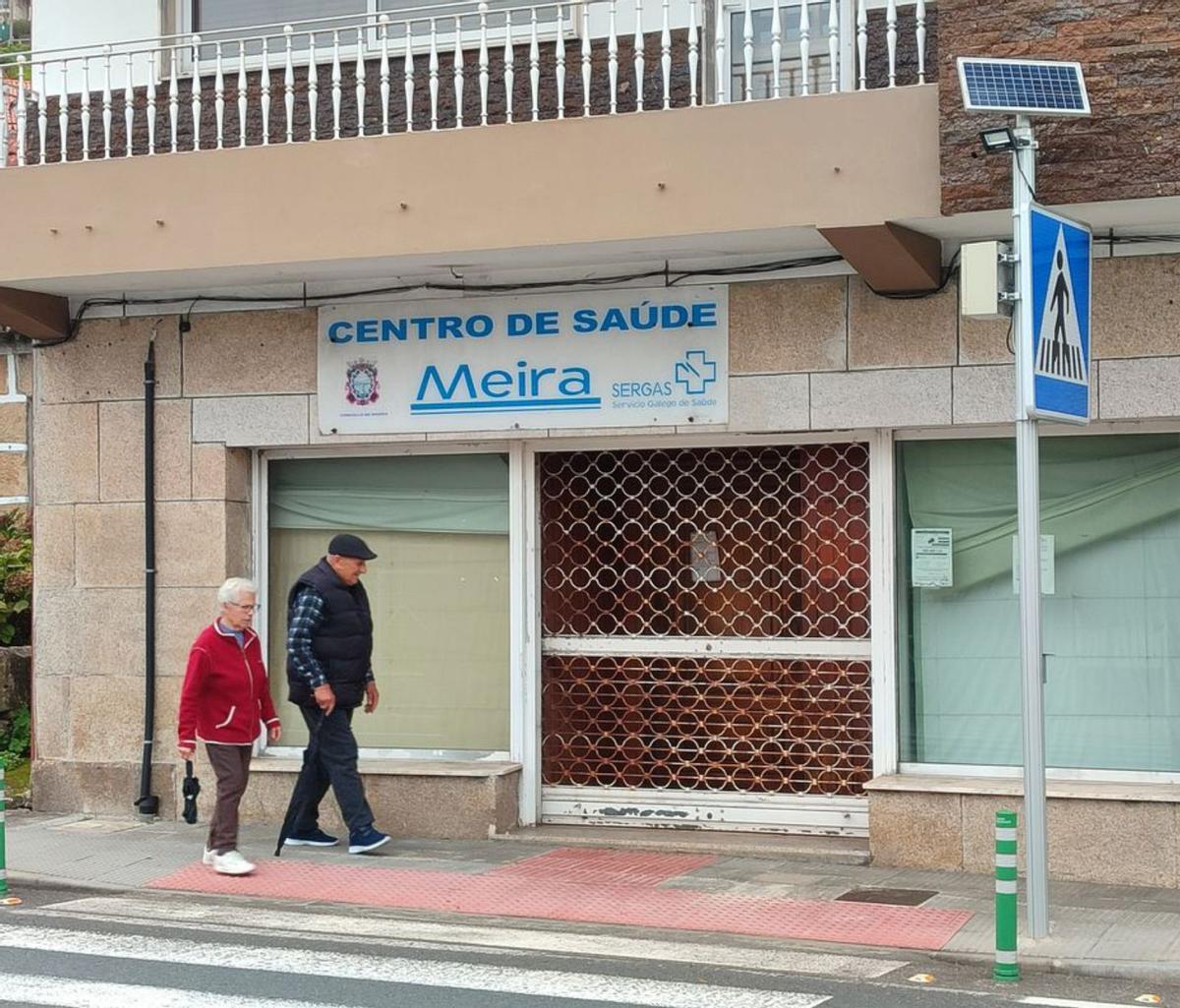 La protesta de ayer en el centro de salud de Cangas. |  Santos Álvarez