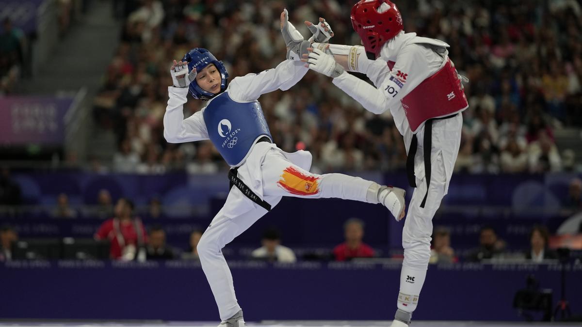 Adriana Cerezo, de azul, en uno de sus combate en París.