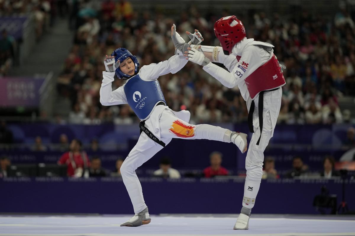 Adriana Cerezo, de azul, en uno de sus combate en París.