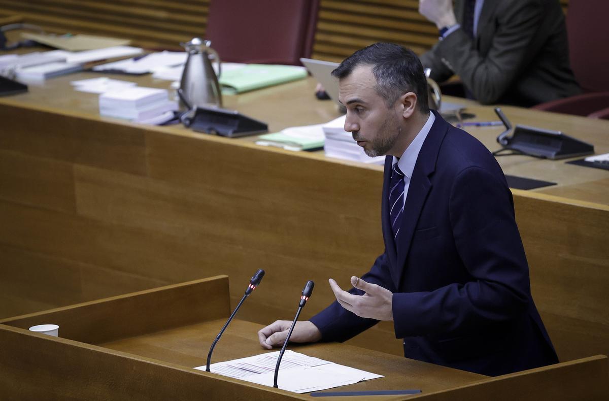 Miguel Pascual, diputado de Vox, interviene en el pleno de las Cortes.