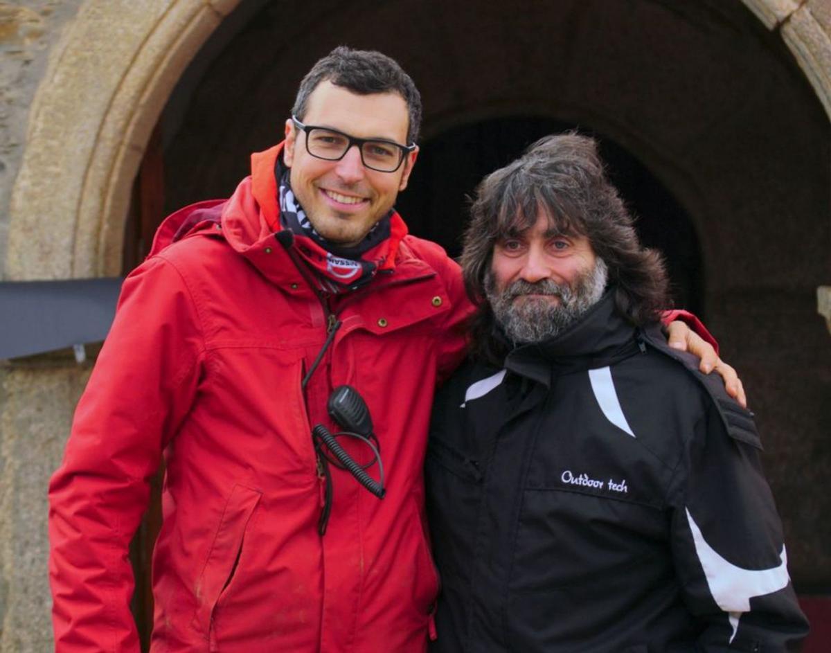 Carlos Núñez (izquierda) junto al cura Teo Nieto. | Ch. S.