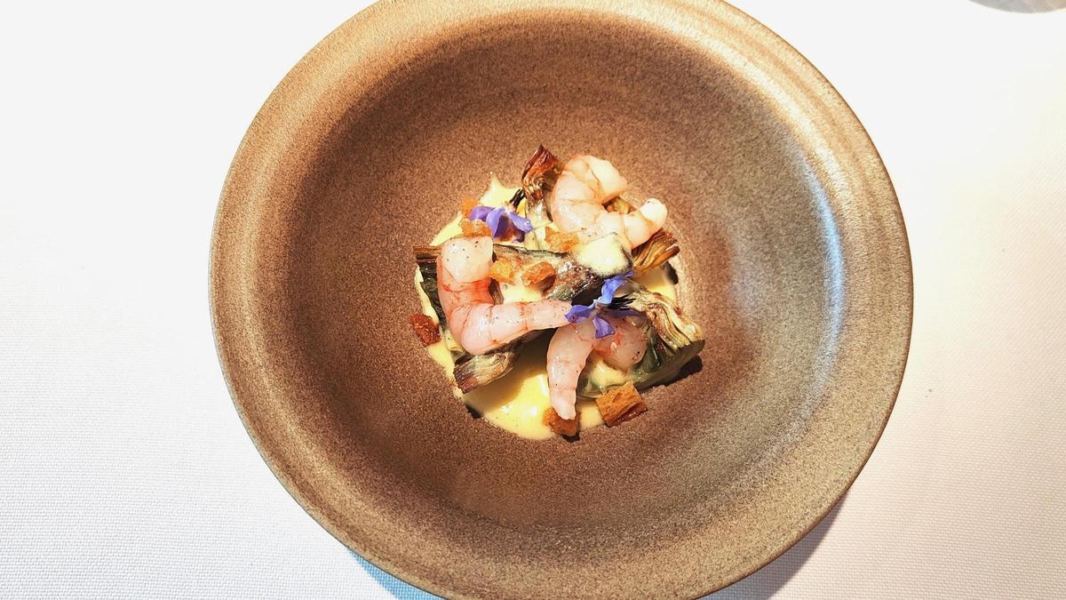 Las alcachofas, gambas y salsa holandesa de Sisè.