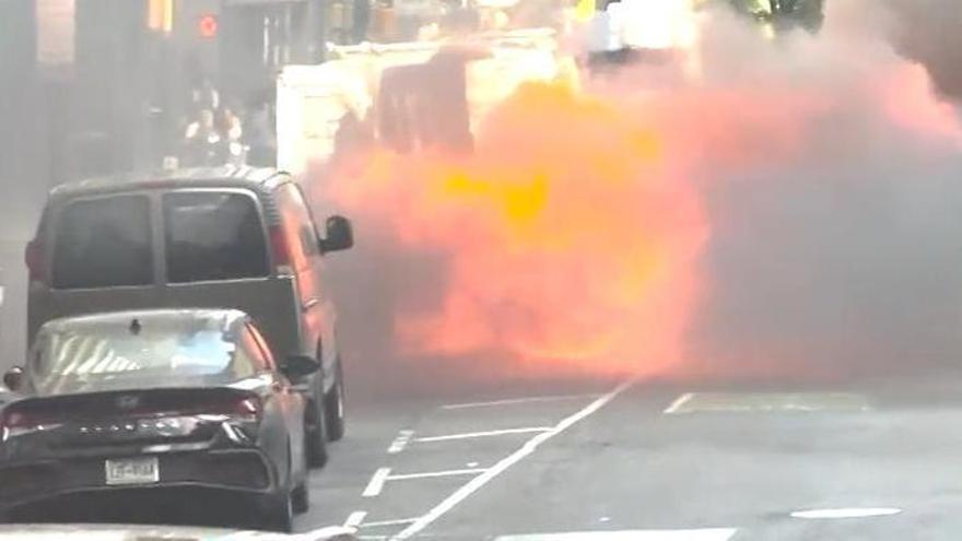 Explota un coche cerca de la estatua de la Toro de Carga en Nueva York