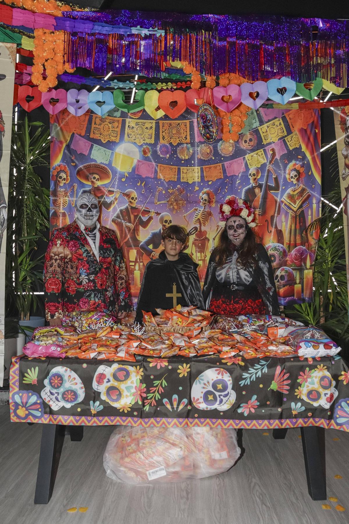 El Llano ya celebra su Samaín con más de medio centenar de comercios y cientos de niños recorriendo el barrio