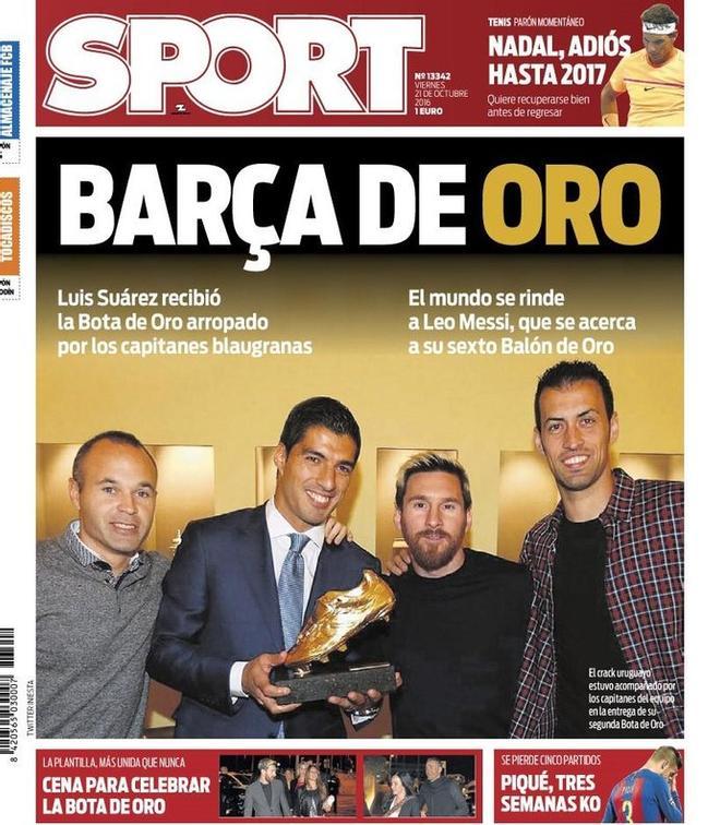 2016 - Luis Suárez recibe la Bota de Oro y posa junto a los capitanes Iniesta, Messi y Busquets