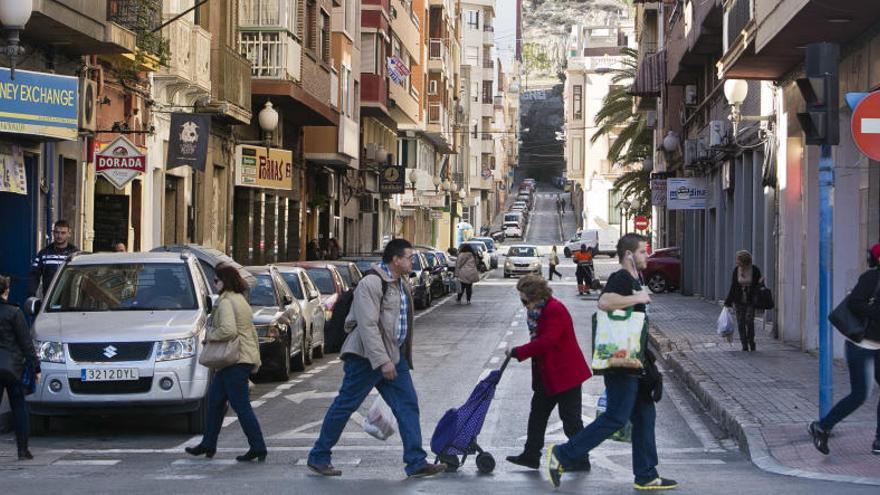 Viandantes en una calle céntrica de Alicante, en una imagen reciente.