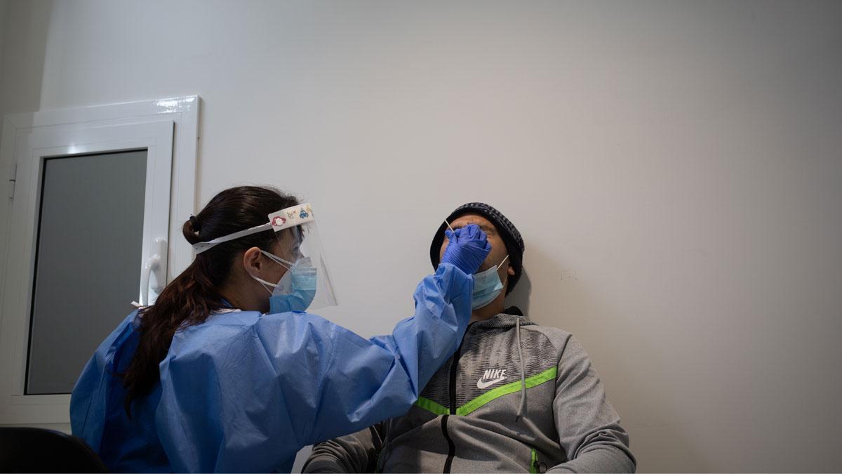 Realización de una PCR en el Hospital Vall d'Hebron de Barcelona