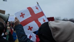 Archivo - Imagen de archivo de una bandera de Georgia durante una protesta.