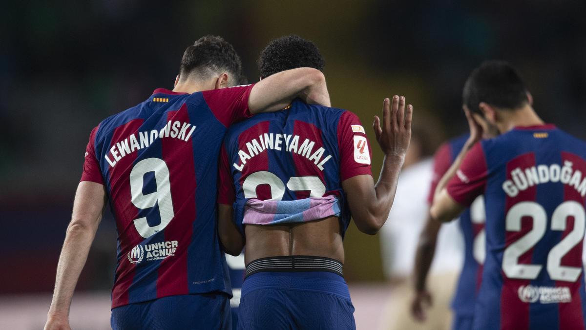 Lewandowski celebra el cuarto gol del Barça, tercero suyo, charlando con Lamine Yamal junto a Gündogan en el Barça-Valencia de Montjuïc.