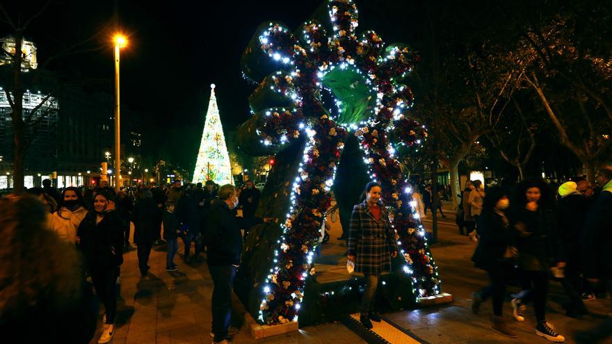 La Virgen floral del Pilar brilla con su nueva iluminación navideña