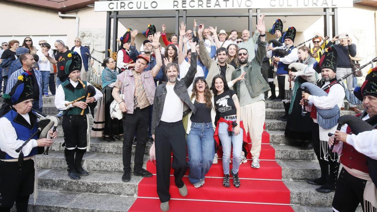Invitados, ante el Centro Recreativo Cultural de Porriño.