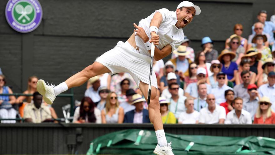 Roberto Bautista se eleva para efectuar un saque en el encuentro de ayer frente a Novak Djokovic