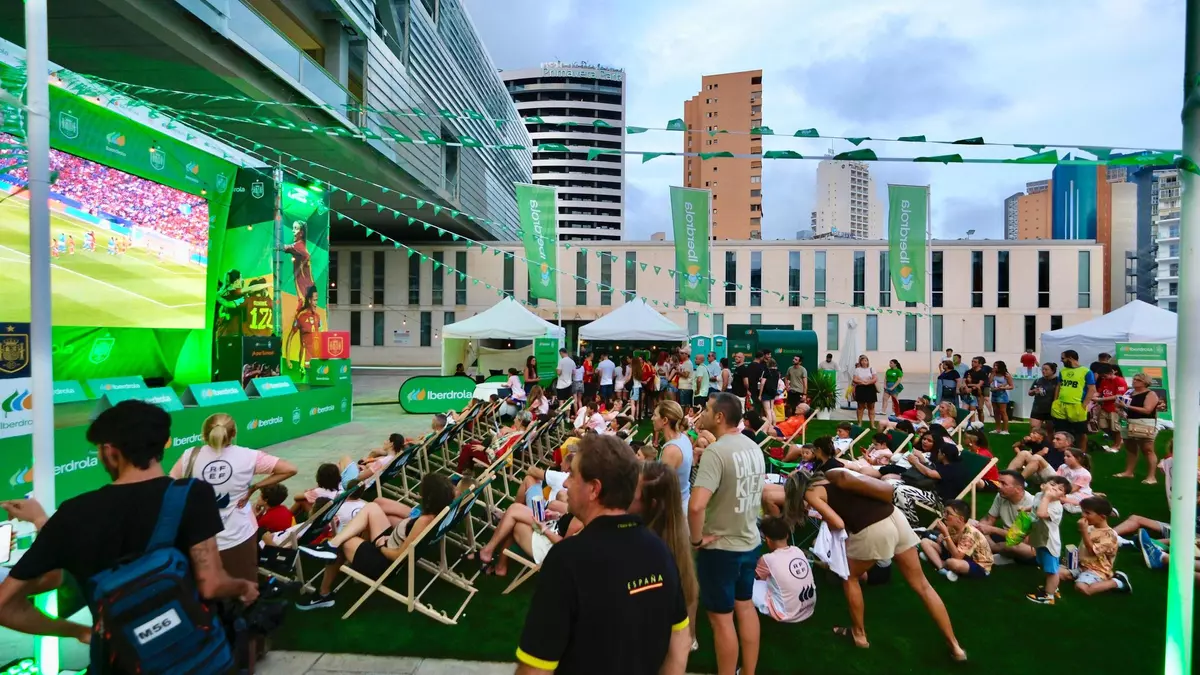 Benidorm arropa a la Roja frente a Italia desde el mar