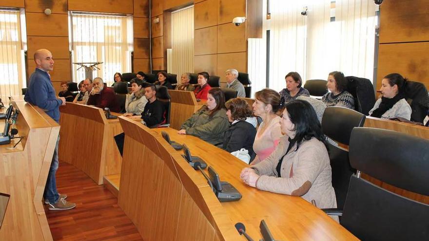 Virginio Ramírez, de pie, dirigiéndose ayer a los vecinos de Carbayín en el salón de plenos municipal.