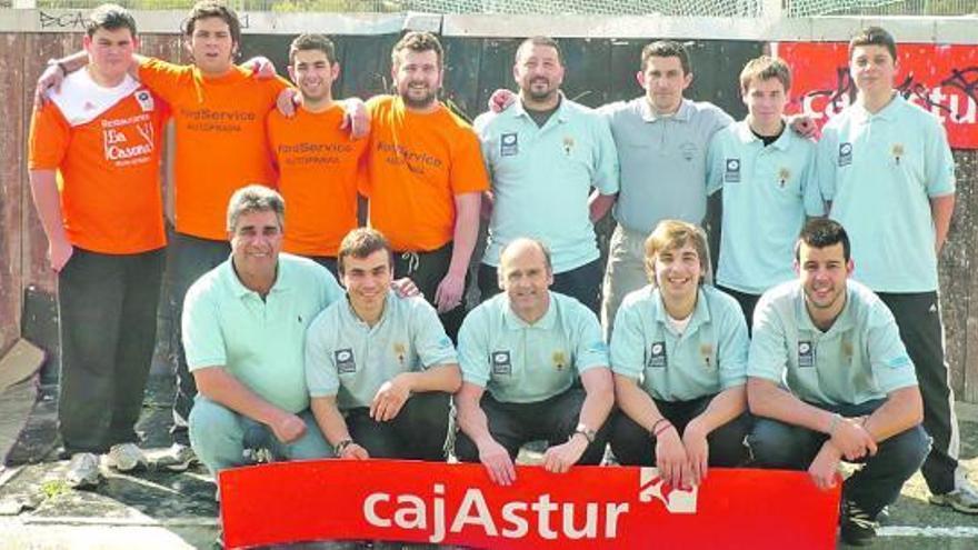 Peñas El Tronco (de azul) y Rey Silo (de naranja), que están jugando la Liga de peñas de bolo batiente. / ocho