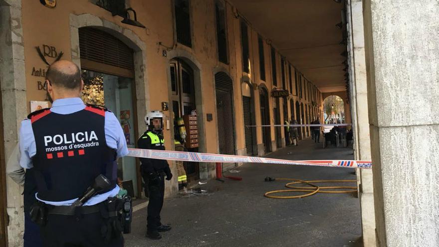 Un incendi en un quadre elèctric acaba amb una canonada rebentada a Girona