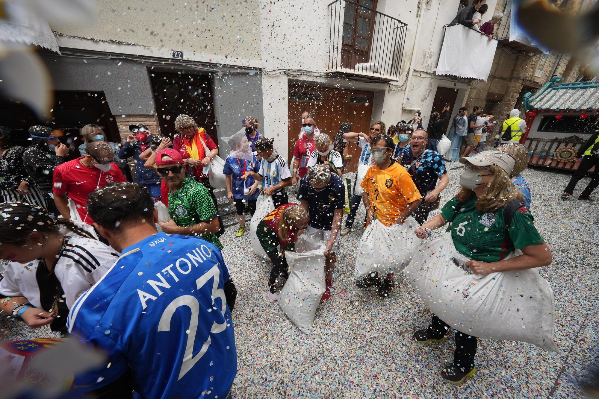 Búscate en el desfile de carrozas y disfraces de l'Anunci de Morella