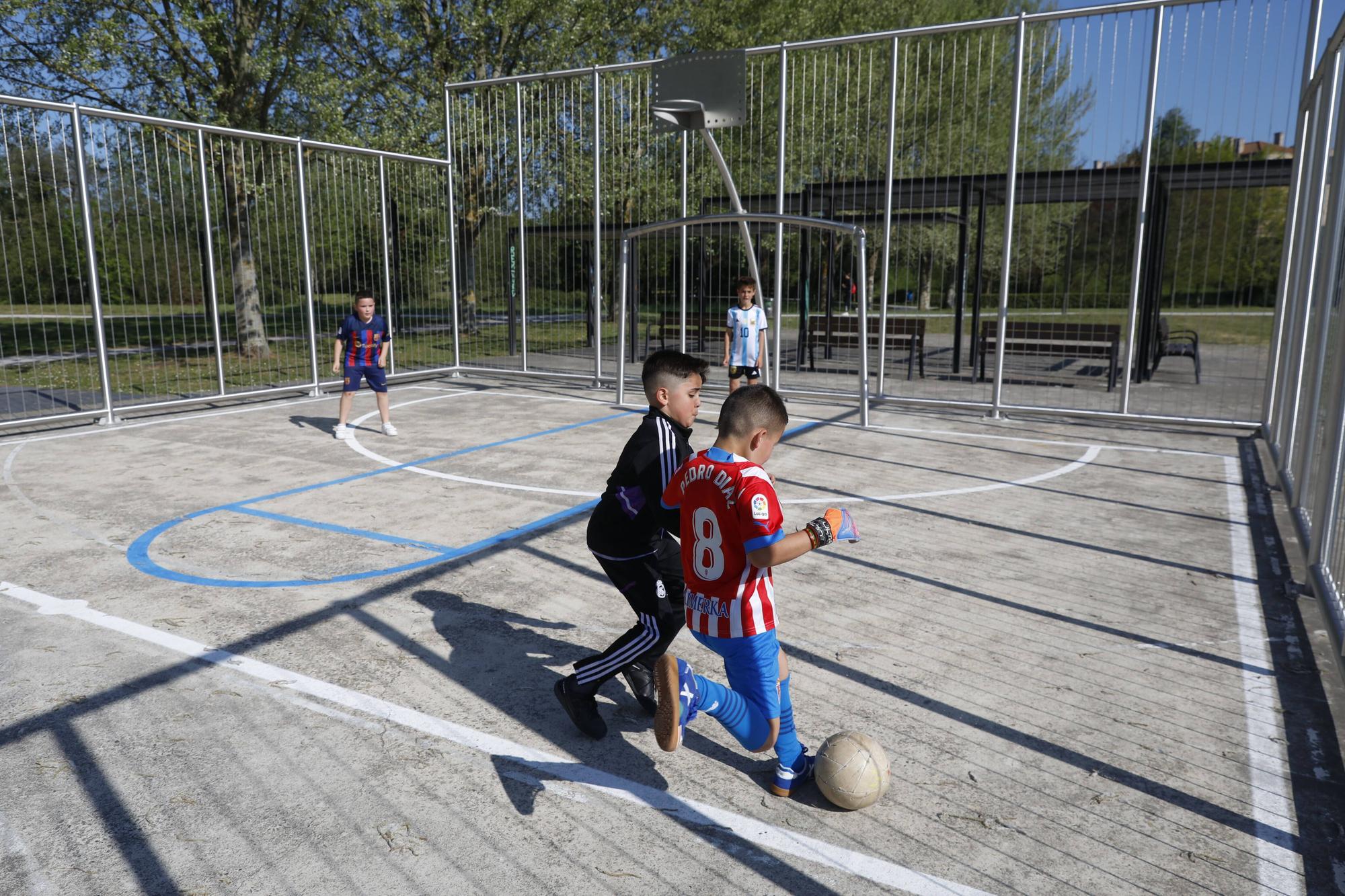 En imágenes: Nuevas diversiones en los parques de Gijón: así disfrutan los pequeños de las novedades en las zonas infantiles