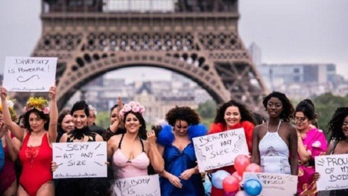 Modelos de tallas grandes desfilan por la diversidad en París