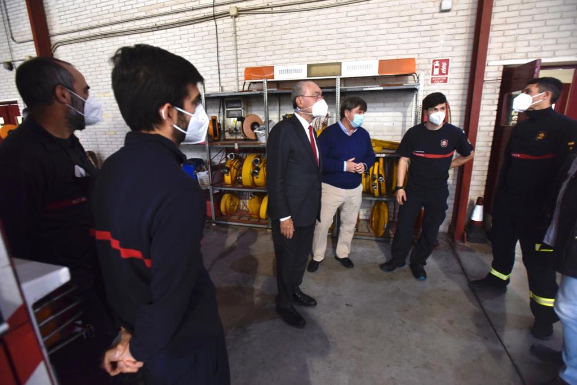 El alcalde visita los servicios municipales de guardia esta Nochebuena