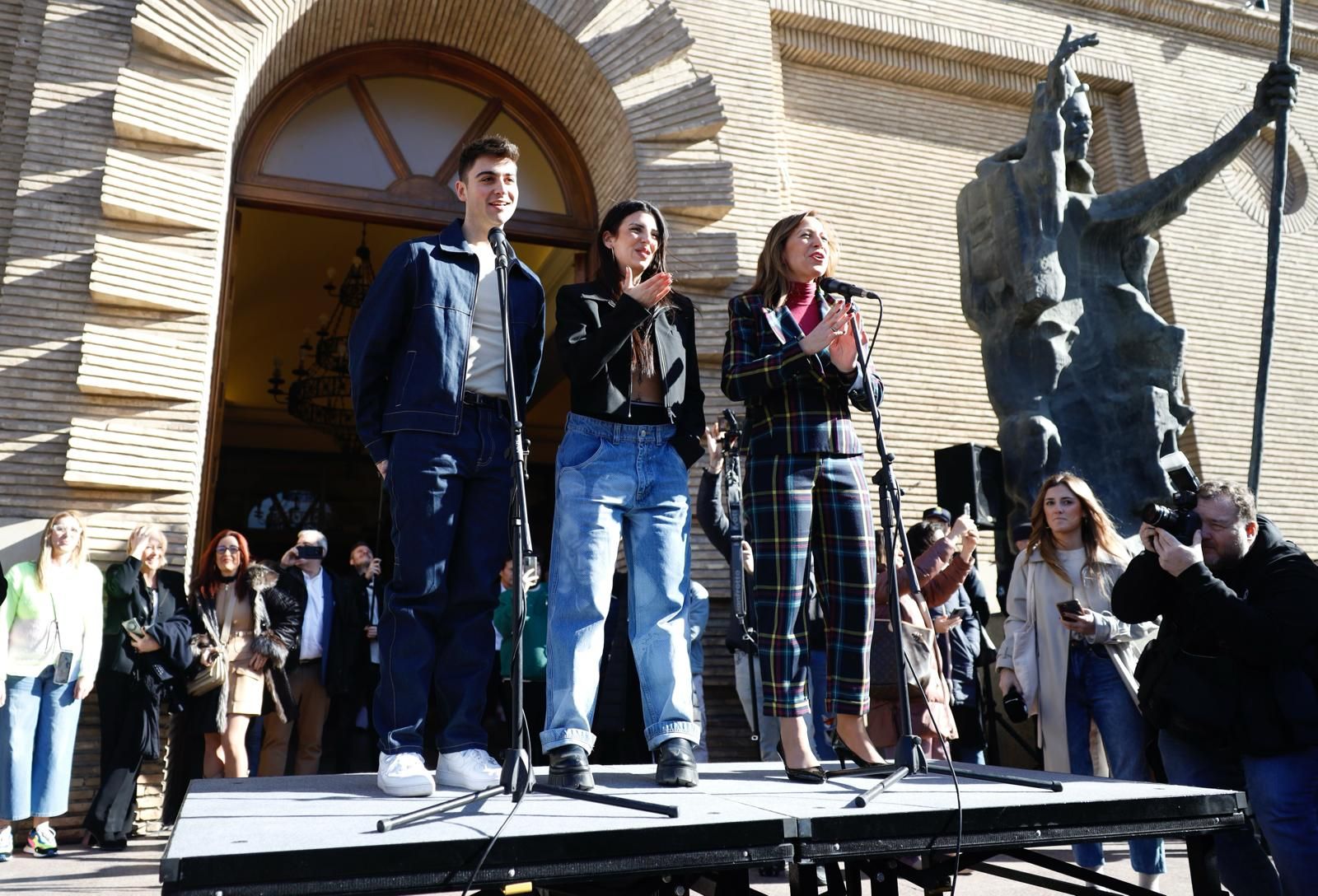 En imágenes | Natalia Chueca recibe a Naiara y Juanjo en el Ayuntamiento de Zaragoza