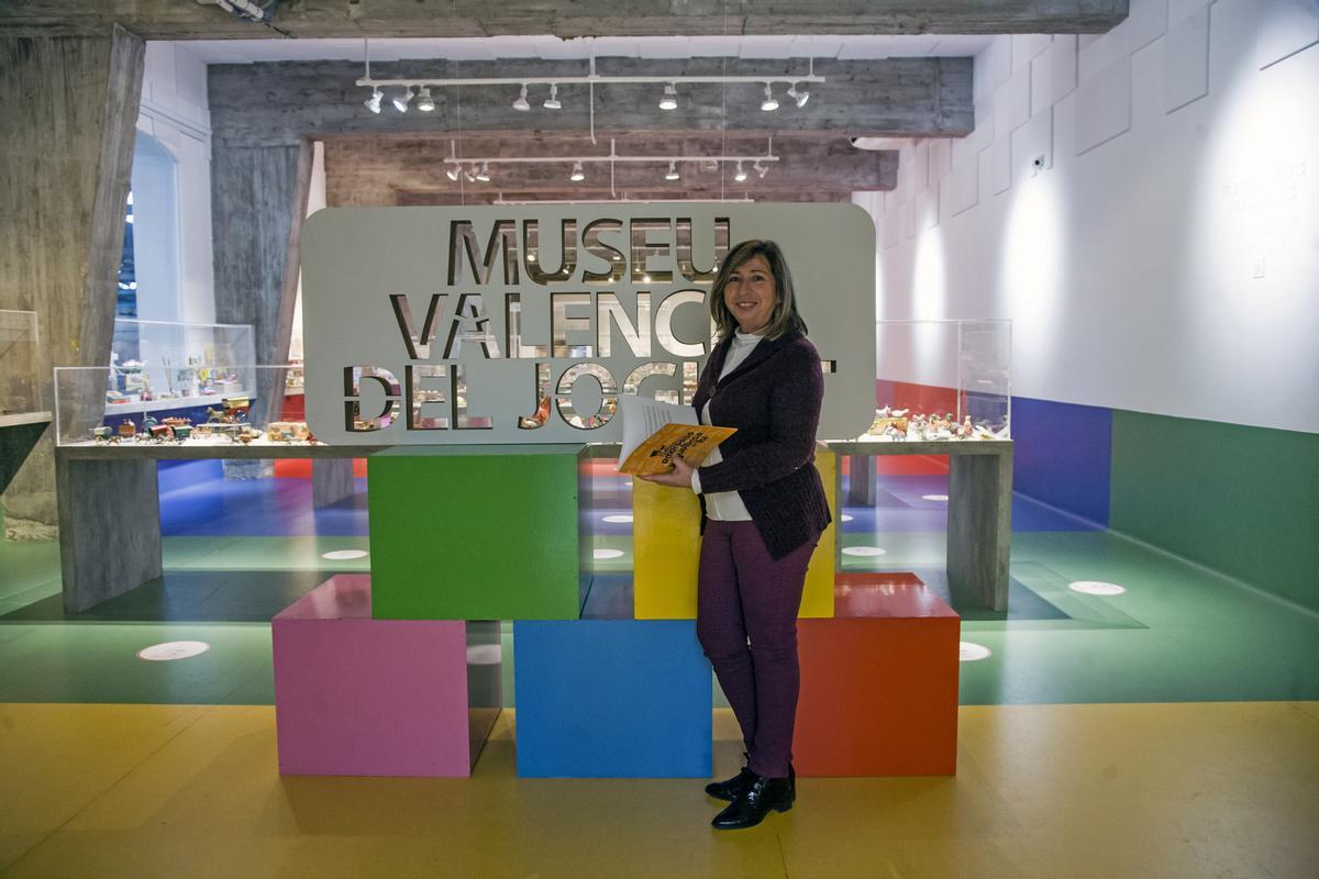 María José Martínez, archivera de Ibi, con el libro que se ha editado sobre la industria juguetera local.