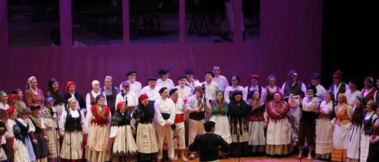 Los integrantes del orfeón ofrecieron un concierto el pasado viernes en el teatro Afundación. // Marta G. Brea