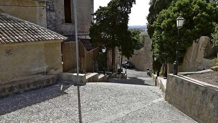 Lugar en el que fue atacado el adolescente, ayer hacia las dos de la madrugada, junto a la iglesia de Artà.