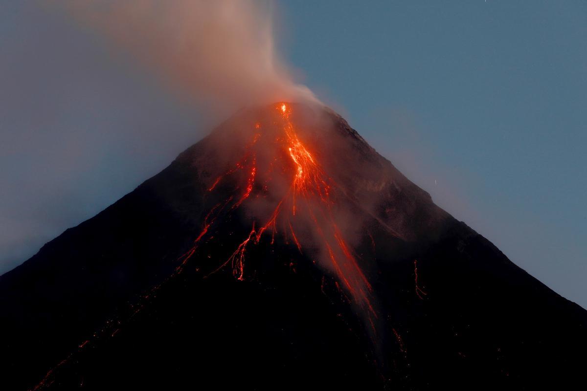 El volcán Mayón sigue activo en Filipinas