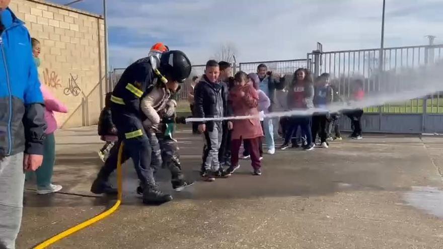 VIDEO | Los bomberos de Benavente visitan el CRA de Santa Cristina de la Polvorosa