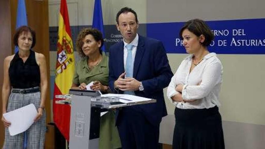 De izquierda a derecha, Yolanda Fontanil, Ángeles Alcedo, Guillermo Fernández y Almudena Cueto, ayer en la presentación del protocolo.
