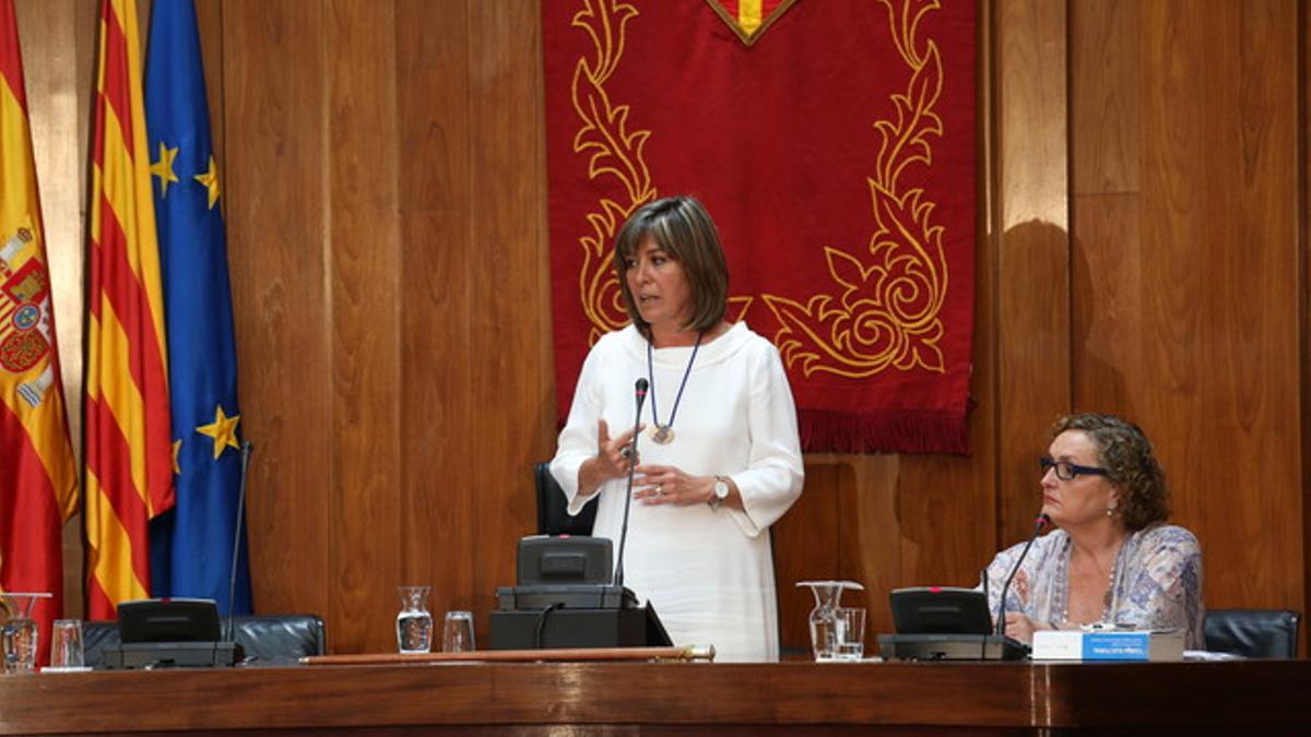 Núria Marín, alcaldesa de L'Hospitalet, durante su discurso de investidura de este mediodía.