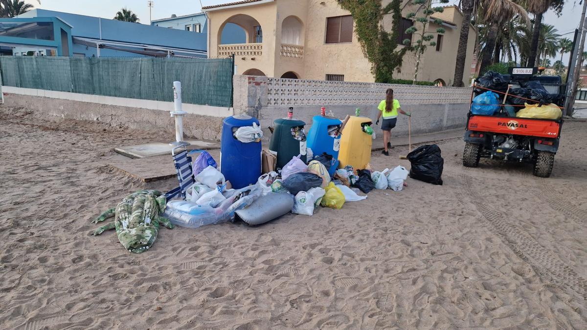 Papeleras desbordadas de basura en Dénia