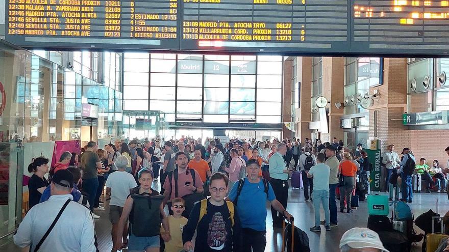 Apagón en Córdoba: viajes cancelados, incertidumbre y sentimiento de vulnerabilidad en las estaciones de la ciudad