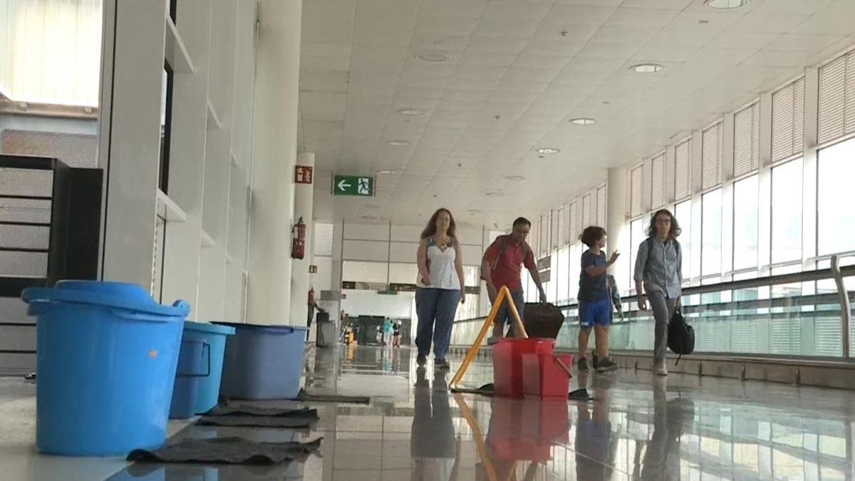 Las intensas lluvias dejan goteras en la T1 del aeropuerto de El Prat.