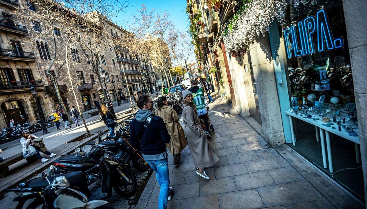 El Born de Barcelona sale de la pandemia con un alud de nuevas tiendas. Uno de los barrios que más se paralizaron por la covid está remontando con fuerza gracias al impulso de nuevos operadores, una menor saturación turística y el paulatino regreso de los clientes locales.