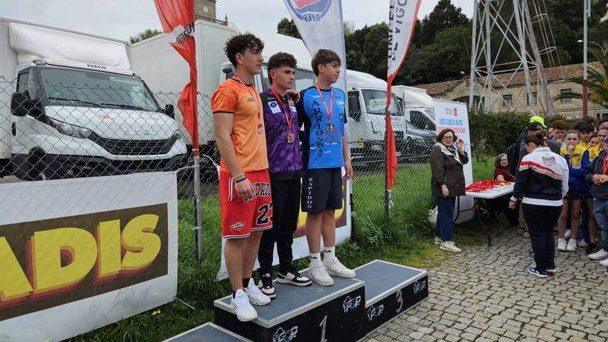 El riosellano Walter Bouzán gana la II Copa de España de kayak de mar, en Vigo