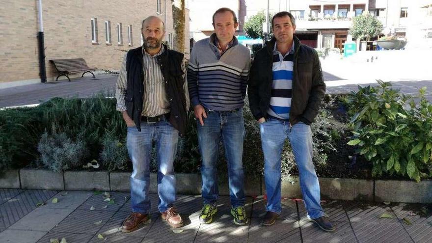 Fran Blanco, Félix Bárcena y Ángel Laria, tras su reelección como representantes de la Junta Municipal de Pastos de Parres, ayer, en Arriondas.