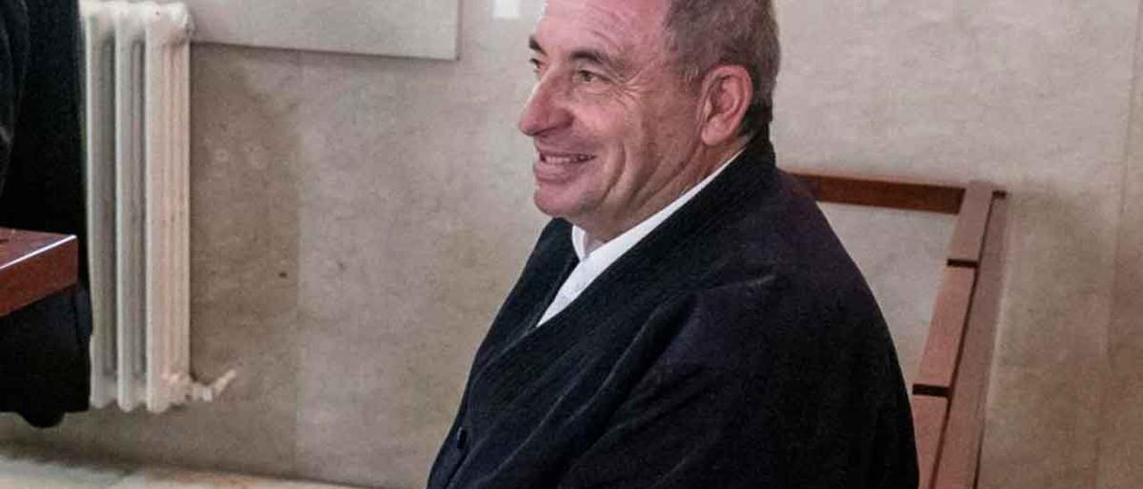 Pere Barceló sonríe durante el primer juicio en la Audiencia.