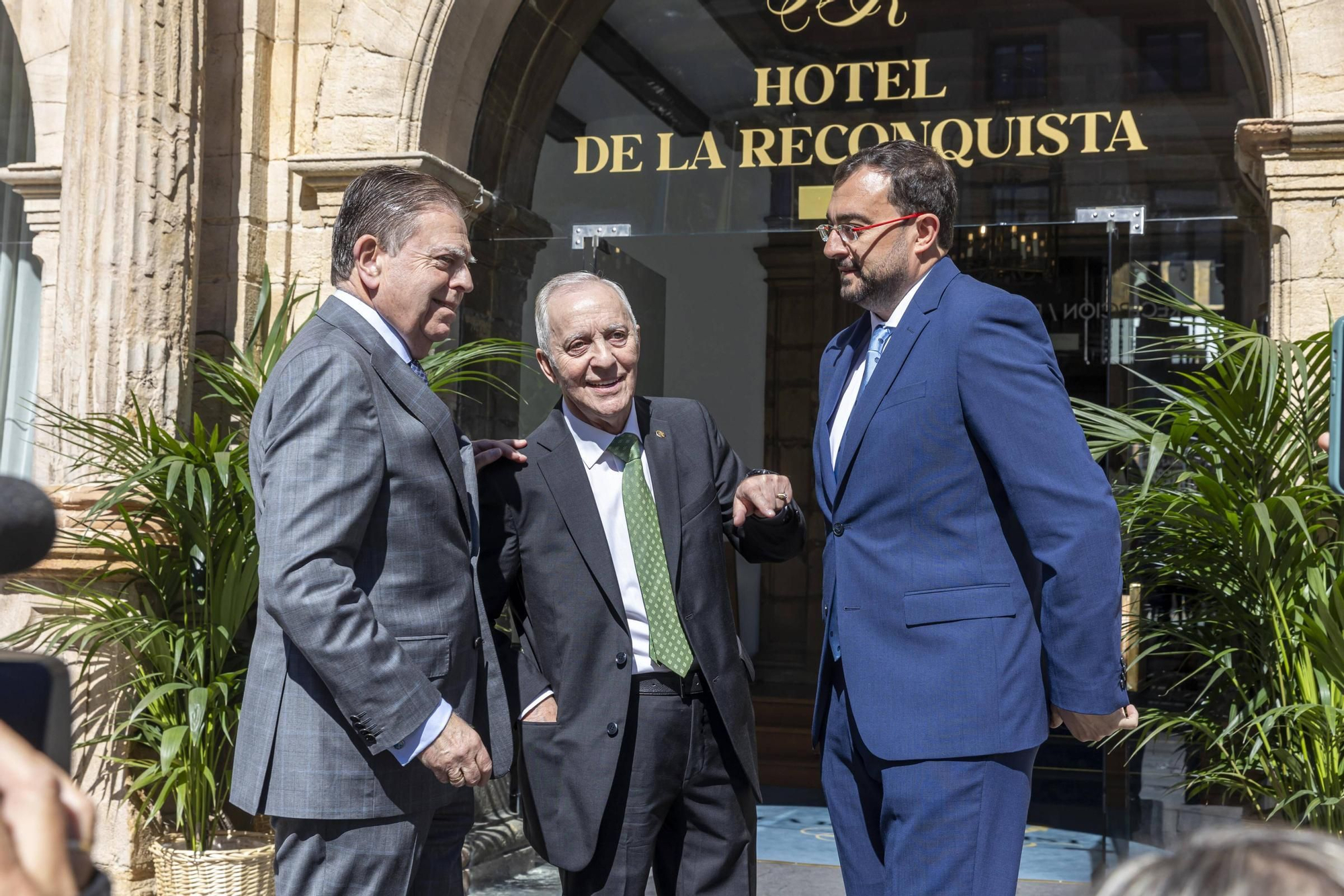 La Asociación Día de Galicia en Asturias entrega su medalla de oro a Adrián Barbón y Carmen Moriyón