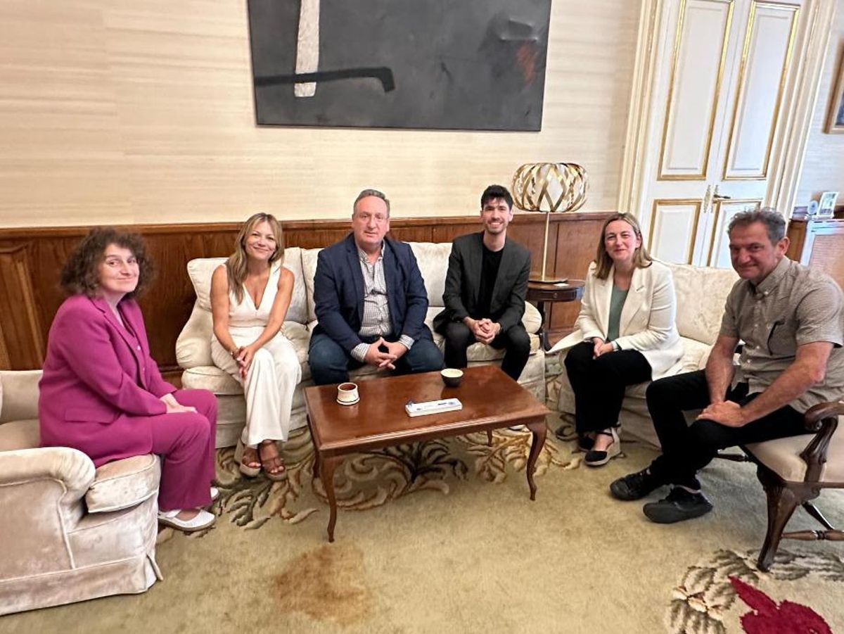 La alcaldesa de Santiago, Goretti Sanmartín; la delegada de AISGE en la ciudad, la actriz Isabel Blanco; el director general de la entidad, Abel Martín Villarejo; el concejal de Urbanismo, Iago Lestegás, y la concejal de Capital Cultural, Miriam Lourazo, reunidos esta mañana en el Ayuntamiento