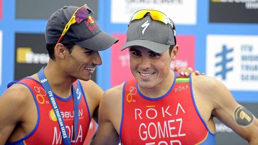 Mario Mola y Gómez Noya, los dos españoles que participarán en la prueba, tras una competición. // Efe