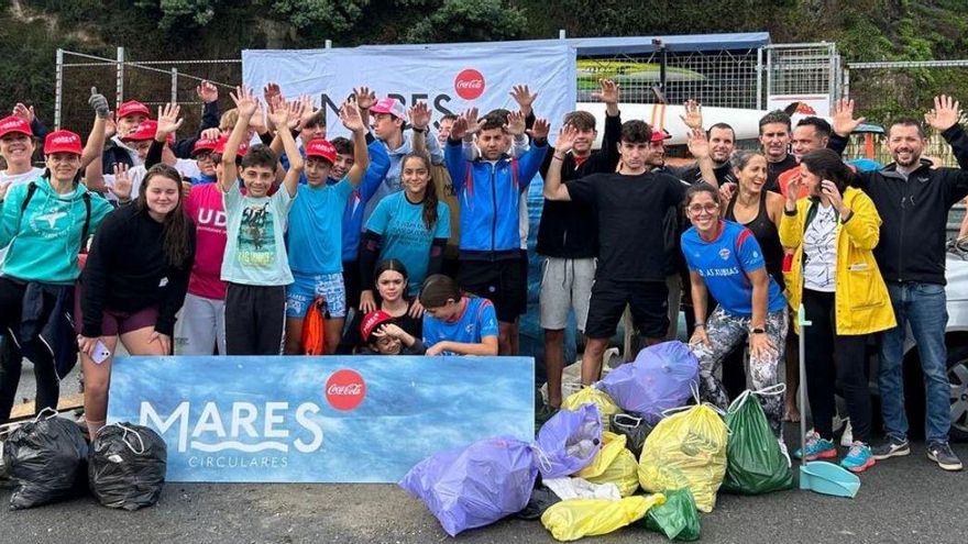La Sociedad Deportiva As Xubias se suma a una limpieza de Coca-Cola en entornos acuáticos