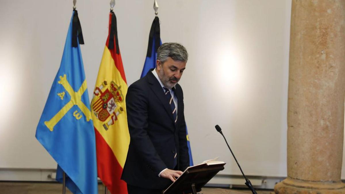 Alejandro Calvo jura su renovado cargo. | FERNANDO RODRÍGUEZ
